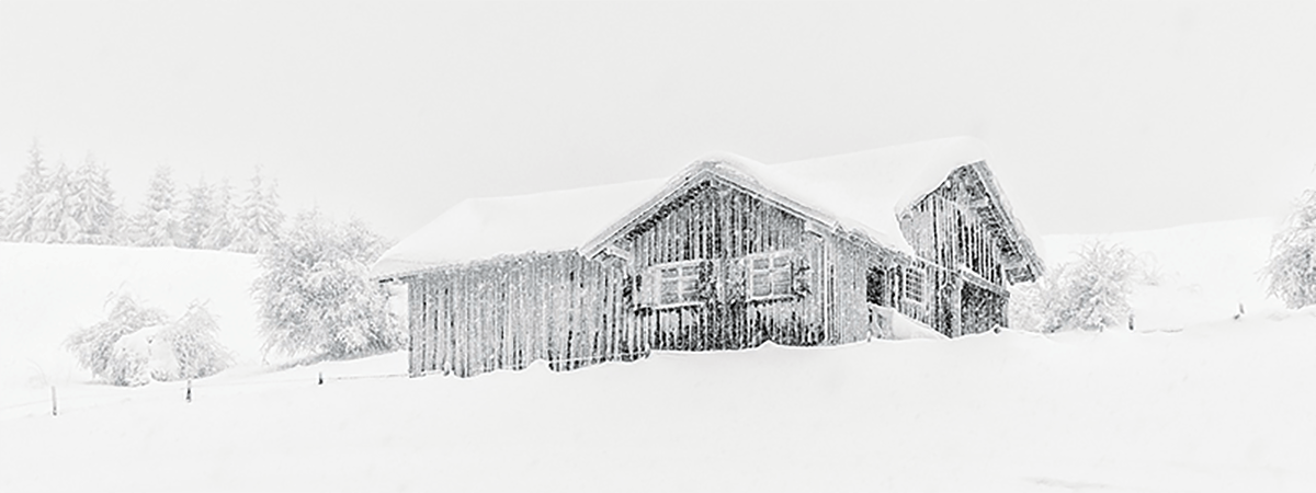 雪の中の山小屋